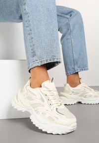 Renee - Beżowe Sneakersy na Platformie z Siateczkową Wstawką Helesi. Okazja: na co dzień. Kolor: beżowy. Materiał: jeans. Wzór: geometria, aplikacja. Obcas: na platformie