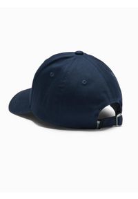 Ombre Clothing - Jednokolorowa czapka męska bejsbolówka z daszkiem – granatowa V2. Kolor: niebieski. Materiał: bawełna. Wzór: ze splotem. Styl: klasyczny, sportowy, casual