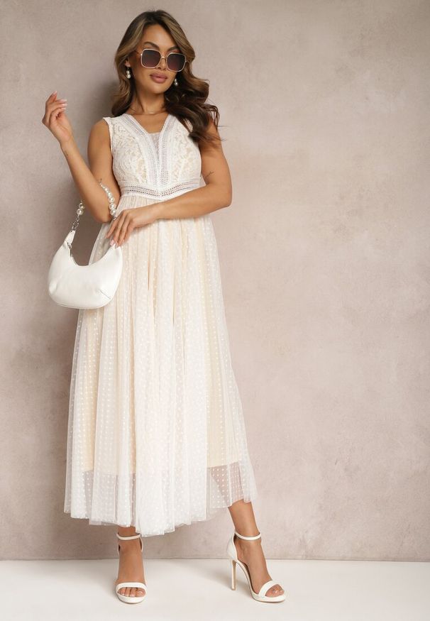 Renee - Biała Maxi Sukienka o Rozkloszowanym Kroju z Koronką i Tiulem Herdolia. Kolor: biały. Materiał: tiul, koronka. Wzór: koronka. Długość: maxi
