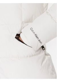 Calvin Klein Jeans Płaszcz zimowy J20J221890 Biały Slim Fit. Kolor: biały. Materiał: syntetyk. Sezon: zima