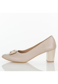 DEONI - Beżowe skórzane Polskie czółenka damskie Deoni D665. Okazja: na spotkanie biznesowe, na imprezę. Zapięcie: bez zapięcia. Kolor: beżowy. Szerokość cholewki: normalna. Wzór: aplikacja. Materiał: skóra. Sezon: wiosna, lato. Obcas: na obcasie. Styl: biznesowy, elegancki, klasyczny. Wysokość obcasa: średni #1