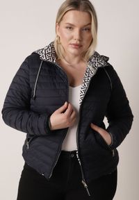 Born2be - Granatowa Dwustronna Kurtka Pikowana z Kapturem Zidila. Okazja: na spacer, na co dzień. Typ kołnierza: kaptur. Kolekcja: plus size. Kolor: niebieski. Materiał: jeans. Wzór: geometria. Styl: casual, sportowy #1