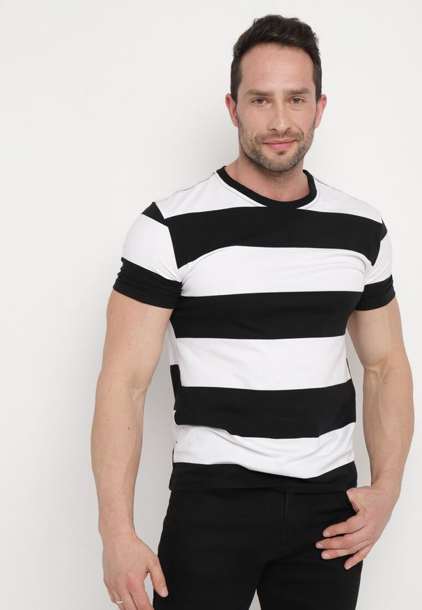 Born2be - Czarno-Biała Casualowa Koszulka z Krótkim Rękawem z Bawełny w Paski Benneli. Okazja: na co dzień. Kolor: czarny. Materiał: bawełna. Długość rękawa: krótki rękaw. Długość: krótkie. Wzór: paski. Sezon: wiosna, lato. Styl: casual