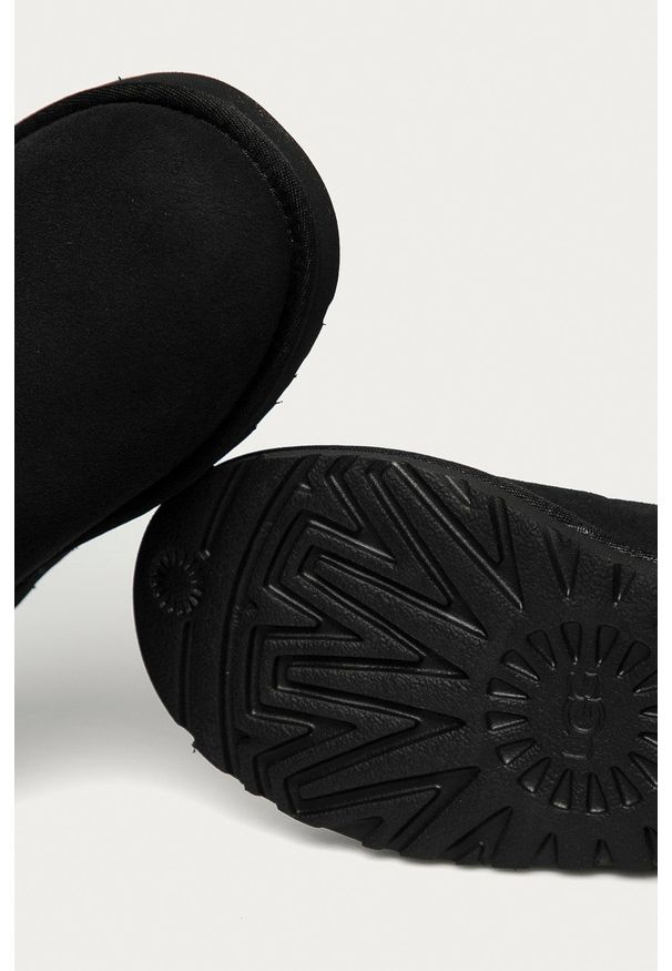 Ugg - UGG - Śniegowce zamszowe Mini Bailey. Nosek buta: okrągły. Kolor: czarny. Materiał: zamsz. Obcas: na obcasie. Wysokość obcasa: niski
