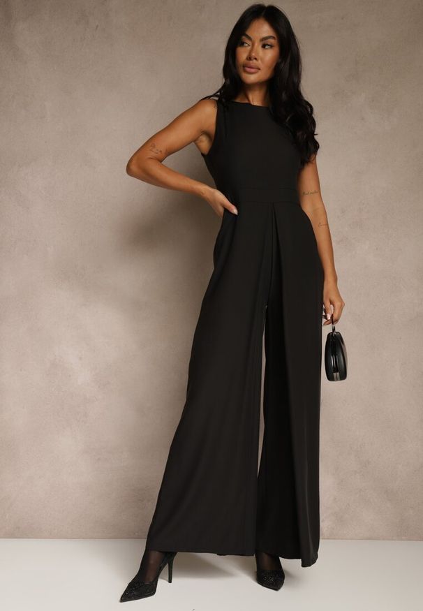 Renee - Czarny Taliowany Kombinezon Ozdobiony Zakładkami Berinola. Okazja: na imprezę. Kolor: czarny. Wzór: aplikacja. Styl: elegancki