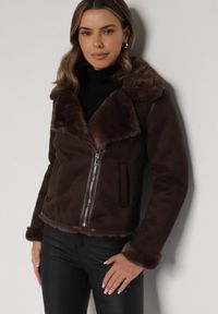 Born2be - Brązowa Kurtka Biker z Imitacji Zamszu z Futrzanymi Mankietami i Kołnierzem Awedine. Okazja: na co dzień. Kolor: brązowy. Materiał: zamsz, futro. Sezon: zima, jesień. Styl: klasyczny, casual #1