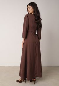 Born2be - Brązowa Kopertowa Sukienka Wieczorowa z Metaliczną Aplikacją w Talii Henalana. Okazja: na imprezę. Typ kołnierza: dekolt w serek. Kolor: brązowy. Wzór: aplikacja. Typ sukienki: kopertowe. Styl: wizytowy #5
