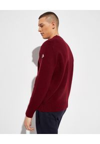 MONCLER - Sweter z wełny. Kolor: czerwony. Materiał: wełna. Wzór: aplikacja