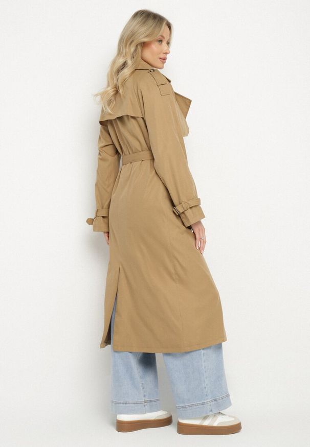 Born2be - Jasnobrązowy Długi Płaszcz Trencz Dwurzędowy z Paskiem w Talii Cadenite. Typ kołnierza: kolnierz wykładany. Kolor: brązowy. Długość: długie