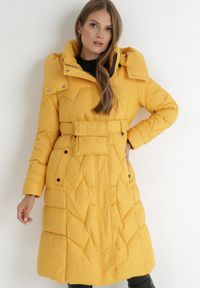 Born2be - Żółta Kurtka z Paskiem i Saszetką Pikowana Długa Phinare. Kolor: żółty. Materiał: materiał. Długość: długie. Wzór: aplikacja #1