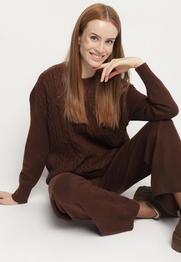 Born2be - Brązowy Komplet Dzianinowy z Bawełną i Wełną Spodnie i Warkoczowy Sweter Errela. Kolor: brązowy. Materiał: bawełna, dzianina, wełna