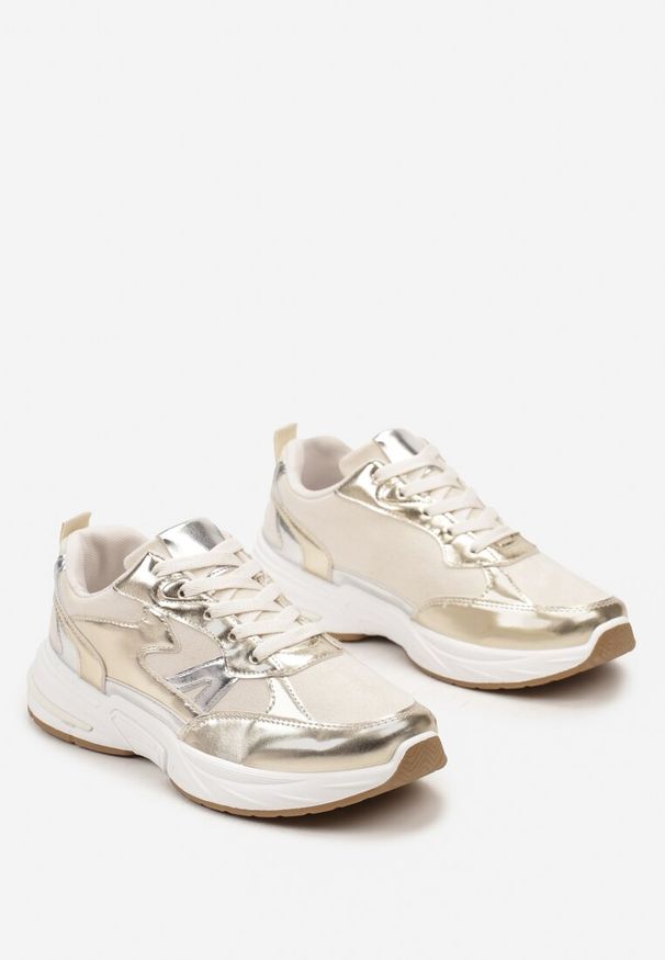 Renee - Złote Sneakersy Sznurowane Ozdobione Wstawkami z Materiału Eanfla. Kolor: złoty. Materiał: materiał. Wzór: aplikacja