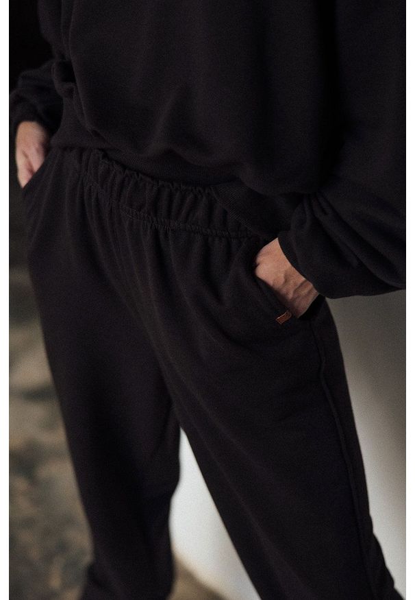 MUUV. - Spodnie Mild Cotton. Stan: podwyższony. Kolor: brązowy. Materiał: dzianina, materiał. Sezon: lato, wiosna