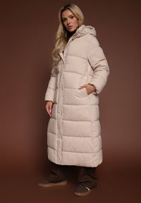 Renee - Jasnobeżowa Kurtka o Długim Kroju z Kapturem Ozdobiona Pikowaniem Aforriva. Okazja: na co dzień. Typ kołnierza: kaptur. Kolor: beżowy. Materiał: jeans. Długość: długie. Wzór: aplikacja. Styl: klasyczny, casual #1