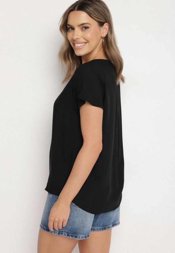 Born2be - Czarna Wiskozowa Bluzka o Nietoperzowym Kroju z Ozdobną Zakładką Pasandria. Okazja: na co dzień, na spotkanie biznesowe. Typ kołnierza: dekolt w serek. Kolor: czarny. Materiał: wiskoza. Długość rękawa: krótki rękaw. Długość: krótkie. Styl: biznesowy, klasyczny, casual, elegancki