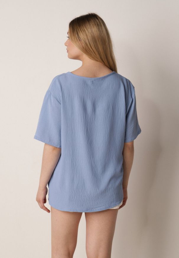 Born2be - Niebieski Minimalistyczny T-shirt z Teksturowanej Tkaniny z Bawełną Shinost. Okazja: na co dzień, do pracy. Kolekcja: plus size. Kolor: niebieski. Materiał: tkanina, bawełna. Styl: casual
