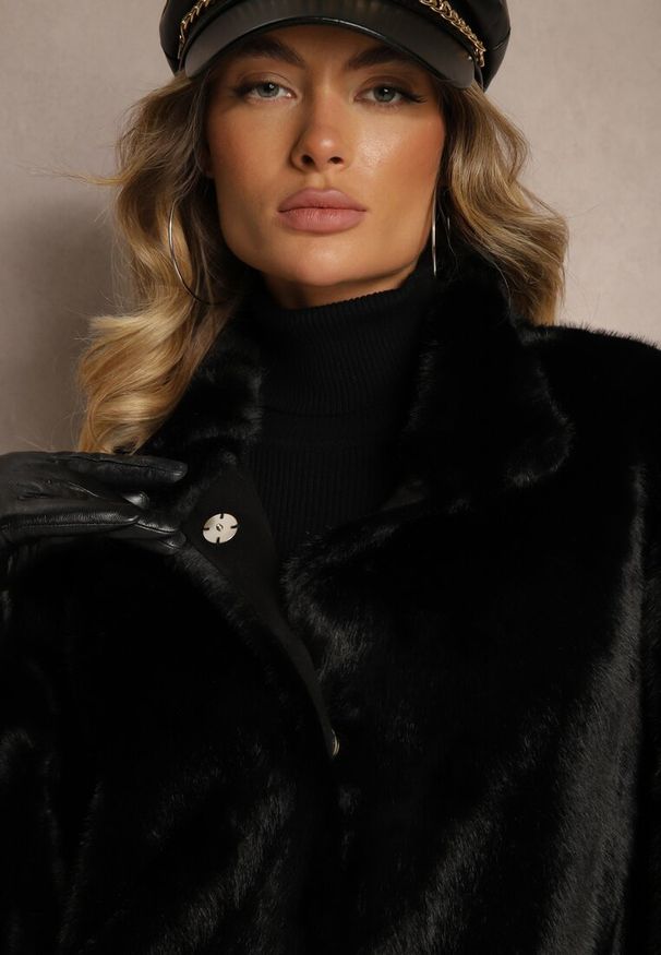 Renee - Czarny Płaszcz z Futerka o Prostym Kroju ze Stójką i Kieszeniami Saliratia. Okazja: do pracy, na co dzień. Typ kołnierza: kołnierzyk stójkowy. Kolor: czarny. Materiał: futro. Długość rękawa: długi rękaw. Długość: długie. Styl: elegancki, casual