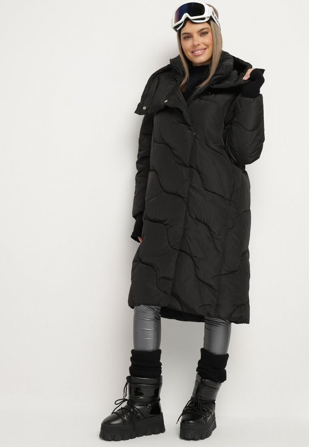 Born2be - Czarna Długa Kurtka Płaszcz z Nieodpinanym Kapturem Ozdobiona Pikowaniem Nenzova. Kolor: czarny. Długość: długie. Wzór: aplikacja. Sezon: zima