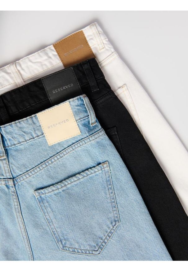 Reserved - Jeansy wide leg z krótszą nogawką - czarny. Kolor: czarny. Długość: krótkie