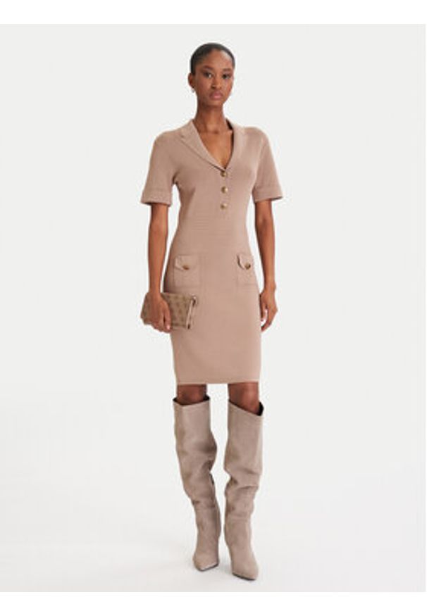 Guess Sukienka dzianinowa W5YK29 Z0130 Beżowy Slim Fit. Kolor: beżowy. Materiał: syntetyk