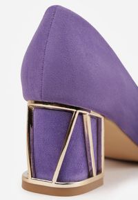 Renee - Fioletowe Czółenka Vices na Słupku z Metalicznym Detalem i Wkładką ze Skóry Arvisin. Okazja: na imprezę, na co dzień. Kolor: fioletowy. Materiał: skóra. Wzór: aplikacja. Obcas: na słupku. Styl: casual, klasyczny, elegancki #5