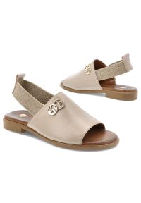 Sandały damskie Armodo, cholewka ze skóry naturalnej z szerokim gładkim paskiem elastyczna wstawka przy kostce ułatwiająca zakładanie, beżowe, 40473. Okazja: na co dzień, na spacer. Zapięcie: pasek. Kolor: beżowy. Materiał: skóra. Wzór: gładki. Sezon: lato. Obcas: na płaskiej podeszwie. Styl: casual, elegancki #6