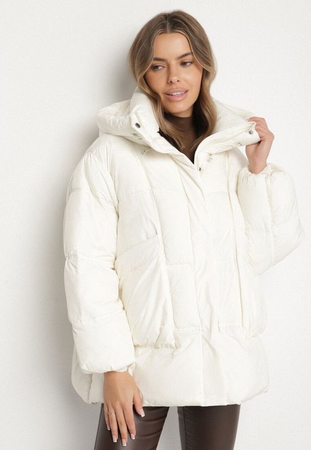 Born2be - Biała Pikowana Kurtka o Kroju Oversize z Kapturem Galandia. Okazja: na co dzień, na spacer. Typ kołnierza: kaptur. Kolor: biały. Materiał: poliester, jeans. Styl: casual, elegancki