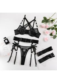 Intica - Komplet bielizny z ozdobnymi regulowanymi paskami na romantyczne wieczory Shoshana. Kolor: czarny. Materiał: materiał. Wzór: paski