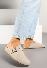 Renee - Beżowe Klapki Ozdobione Paskiem z Klamrą Iffasira. Okazja: na spacer. Kolor: beżowy. Wzór: aplikacja. Sezon: lato. Styl: elegancki