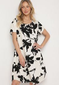 Born2be - Czarna Wiskozowa Sukienka w Kwiatowy Wzór Emitine. Okazja: na co dzień. Kolor: czarny. Materiał: wiskoza. Wzór: kwiaty. Typ sukienki: proste. Styl: klasyczny, casual #2