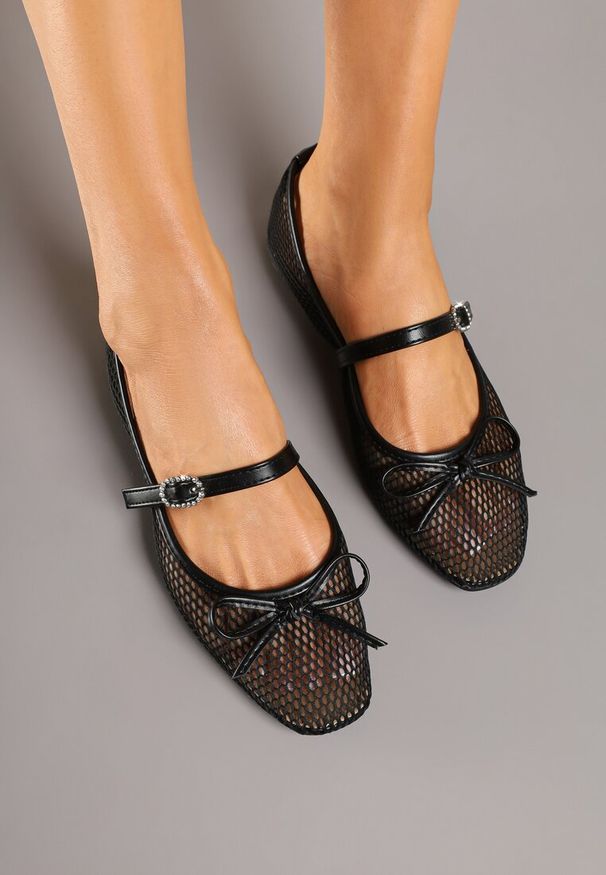 Renee - Czarne Siateczkowe Balerinki Vices z Paskiem z Klamrą i Ozdobną Kokardką Niladiela. Okazja: na co dzień. Zapięcie: klamry. Kolor: czarny. Styl: elegancki, casual