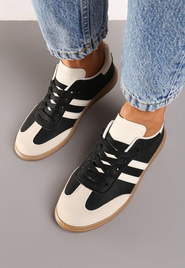 Born2be - Czarne Płaskie Sneakersy Ozdobione Paskami Glaria. Nosek buta: okrągły. Zapięcie: pasek. Kolor: czarny. Wzór: aplikacja. Obcas: na obcasie. Wysokość obcasa: niski