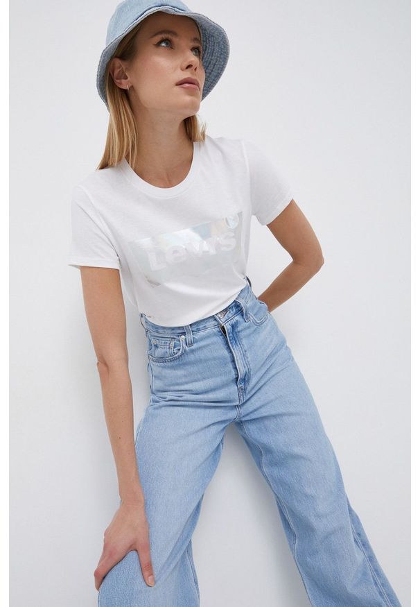 Levi's® - Levi's T-shirt bawełniany kolor biały. Okazja: na spotkanie biznesowe, na co dzień. Kolor: biały. Materiał: bawełna. Wzór: nadruk. Styl: casual, biznesowy