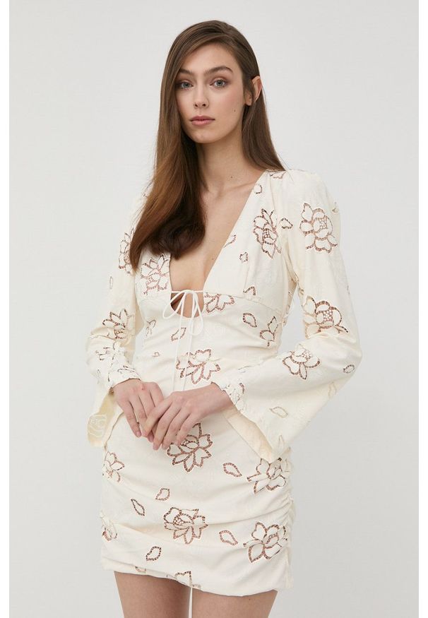 For Love & Lemons sukienka kolor beżowy mini dopasowana. Kolor: beżowy. Długość rękawa: długi rękaw. Typ sukienki: dopasowane. Długość: mini