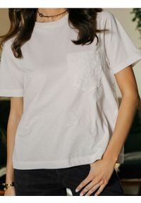 Sinsay - Bawełniana koszulka z dekoracyjną kieszonką - kremowy. Kolor: kremowy. Materiał: bawełna #1