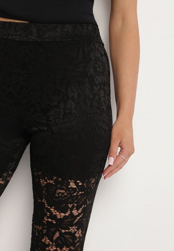 Born2be - Czarne Spodnie Koronkowe o Fasonie Dzwonów Vortiga. Okazja: na co dzień. Kolor: czarny. Materiał: koronka. Wzór: koronka. Styl: casual, elegancki