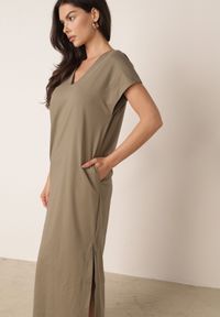 Born2be - Zielona Bawełniana Sukienka Pudełkowa o Fasonie Oversize z Kieszeniami Thaelusa. Okazja: na co dzień. Kolor: zielony. Materiał: bawełna. Typ sukienki: oversize. Styl: casual #3