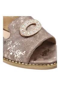 Sandały damskie S.Barski, cholewka ze skóry ekologicznej na płaskiej podeszwie z elegancką broszką, szare, KV61-6040. Kolor: szary. Materiał: skóra ekologiczna. Obcas: na płaskiej podeszwie. Styl: elegancki #2