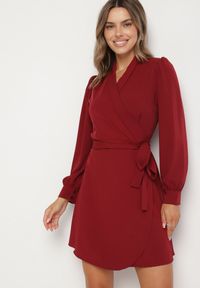 Born2be - Bordowa Kopertowa Sukienka Ozdobiona Paskiem Nalimera. Kolor: czerwony. Wzór: aplikacja. Typ sukienki: kopertowe. Styl: klasyczny, elegancki #7