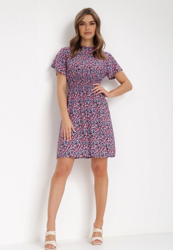 Born2be - Czarno-Różowa Sukienka Aesampos. Typ kołnierza: dekolt kopertowy. Kolor: czarny. Wzór: kwiaty. Sezon: lato. Typ sukienki: kopertowe. Długość: mini