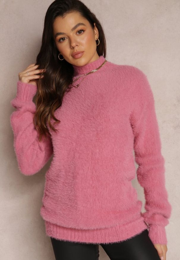 Renee - Ciemnoróżowy Sweter Wełniany Merrill. Kolor: różowy. Materiał: materiał, wełna. Długość rękawa: długi rękaw. Długość: długie. Styl: klasyczny