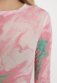 Born2be - Różowa Dopasowana Bluzka z Marmurowym Wzorem i Długimi Rękawami Tarelle. Kolor: różowy. Długość rękawa: długi rękaw. Długość: długie