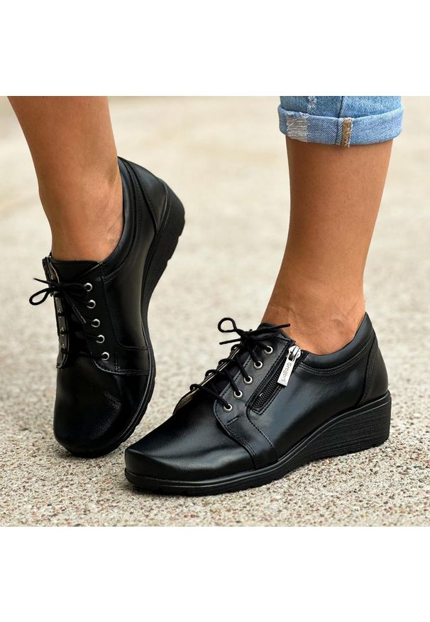 Czarne Polskie półbuty damskie Gregors 759. Okazja: na co dzień. Nosek buta: okrągły. Kolor: czarny. Szerokość cholewki: normalna. Materiał: skóra. Sezon: wiosna, jesień, lato. Obcas: na koturnie. Styl: casual, elegancki, klasyczny. Wysokość obcasa: średni