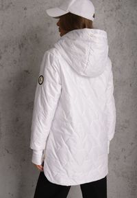 Renee - Biała Przejściowa Kurtka z Kapturem Pikowanymi Przeszyciami i Suwakami Kave. Okazja: na spacer. Typ kołnierza: kaptur. Kolor: biały. Materiał: poliester, jeans #5