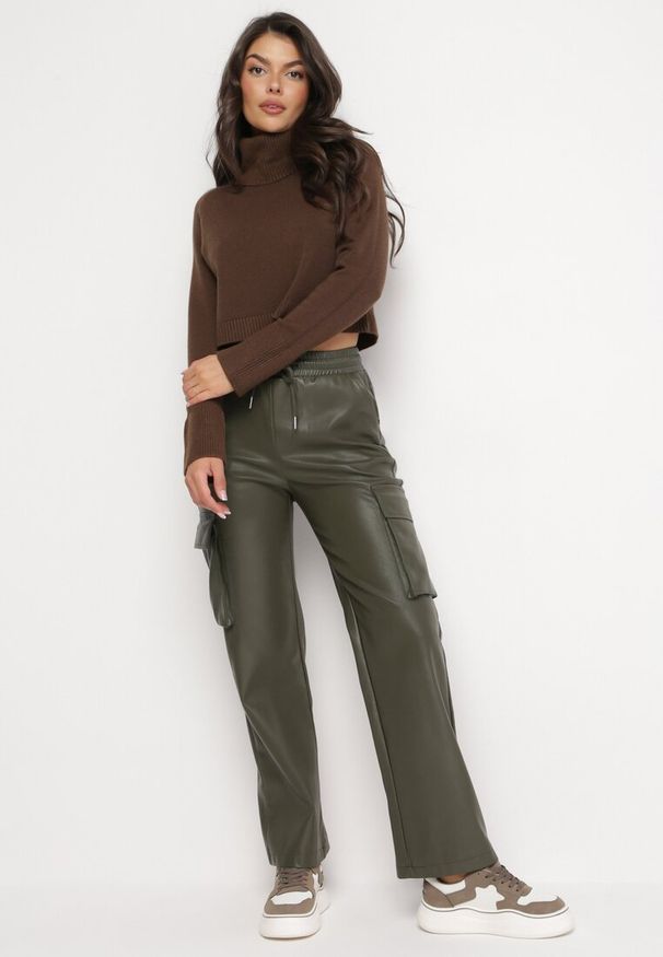 Born2be - Ciemnozielone Spodnie z Ekoskóry z Kieszniami na Klapy Flemixa. Kolor: zielony. Wzór: aplikacja