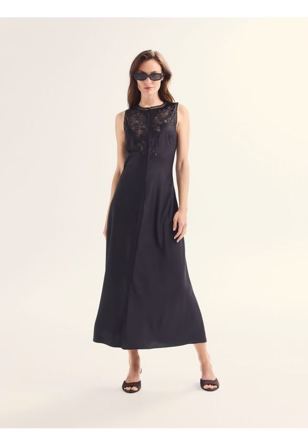 Reserved - Sukienka midi z ażurowymi wstawkami - ciemnobrązowy. Kolor: brązowy. Materiał: wiskoza, tkanina. Wzór: ażurowy. Długość: midi