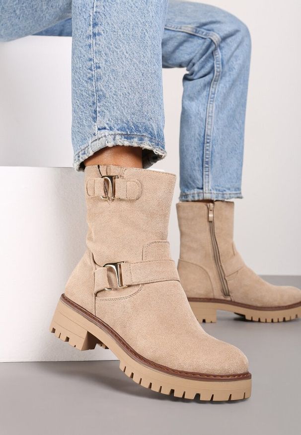 Born2be - Beżowe Płaskie Botki Ozdobione Klamrami Amsina. Zapięcie: klamry. Kolor: beżowy. Materiał: jeans. Wzór: aplikacja. Obcas: na obcasie. Styl: klasyczny, elegancki. Wysokość obcasa: niski