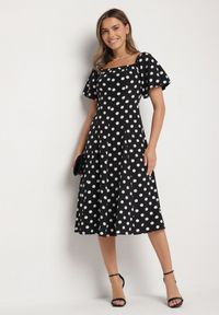 Born2be - Czarna Rozkloszowana Sukienka Vices w Grochy z Dekoltem Typu Hiszpanka Zimina. Okazja: na co dzień. Typ kołnierza: dekolt hiszpanka. Kolor: czarny. Materiał: skóra, materiał. Wzór: grochy. Typ sukienki: proste. Styl: klasyczny, casual #5