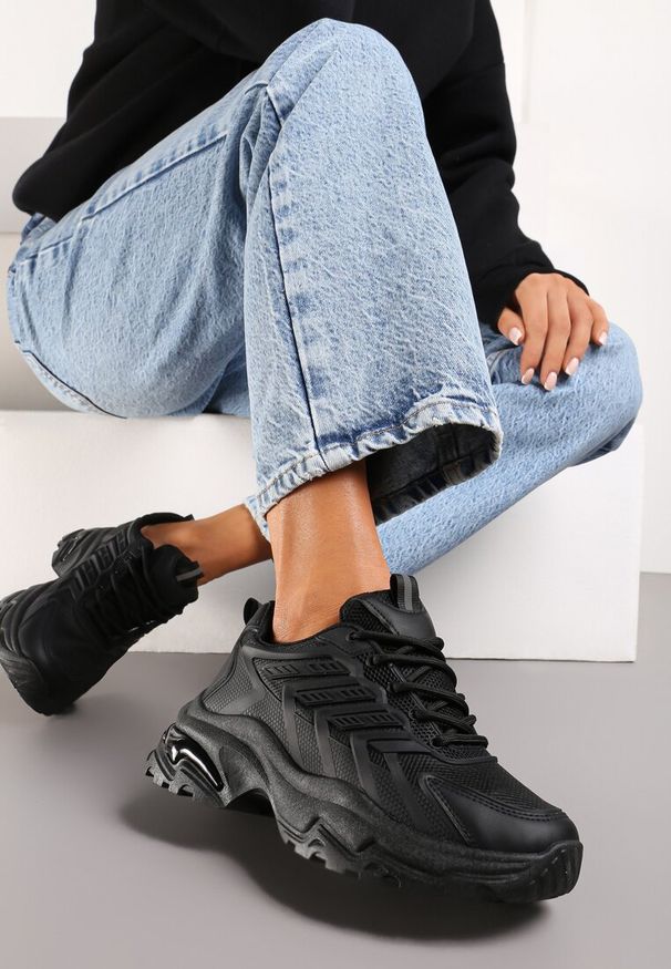 Renee - Czarne Sneakersy na Niskiej Platformie z Ozdobnymi Wstawkami na Cholewce Amrogia. Kolor: czarny. Szerokość cholewki: normalna. Obcas: na platformie