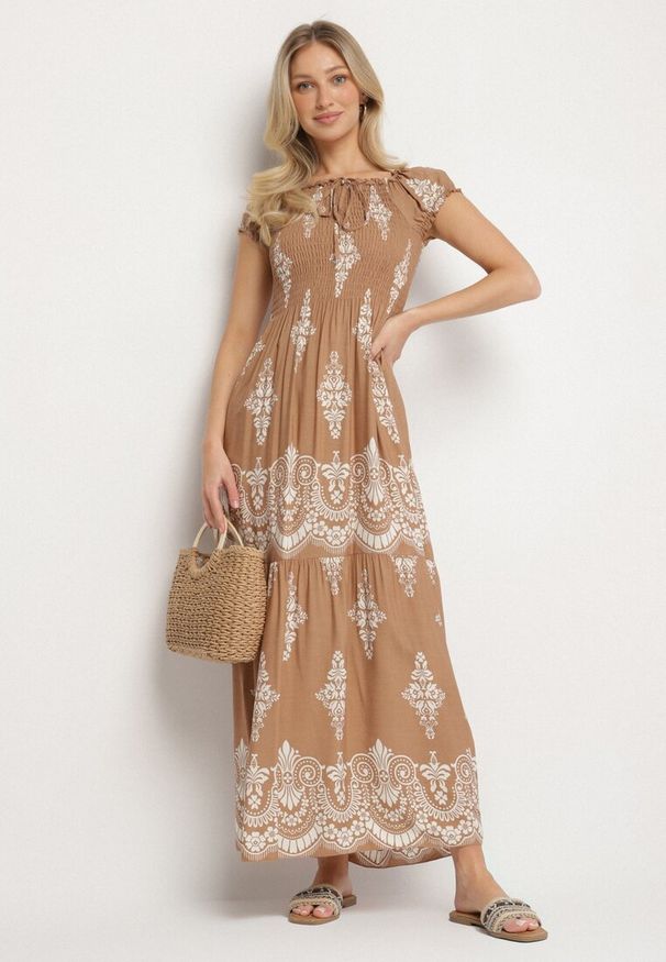 Born2be - Ciemnobeżowa Wiskozowa Sukienka z Marszczoną Góra i Wzorem Boho Ellifae. Okazja: na co dzień. Kolor: beżowy. Materiał: wiskoza. Wzór: aplikacja. Styl: boho